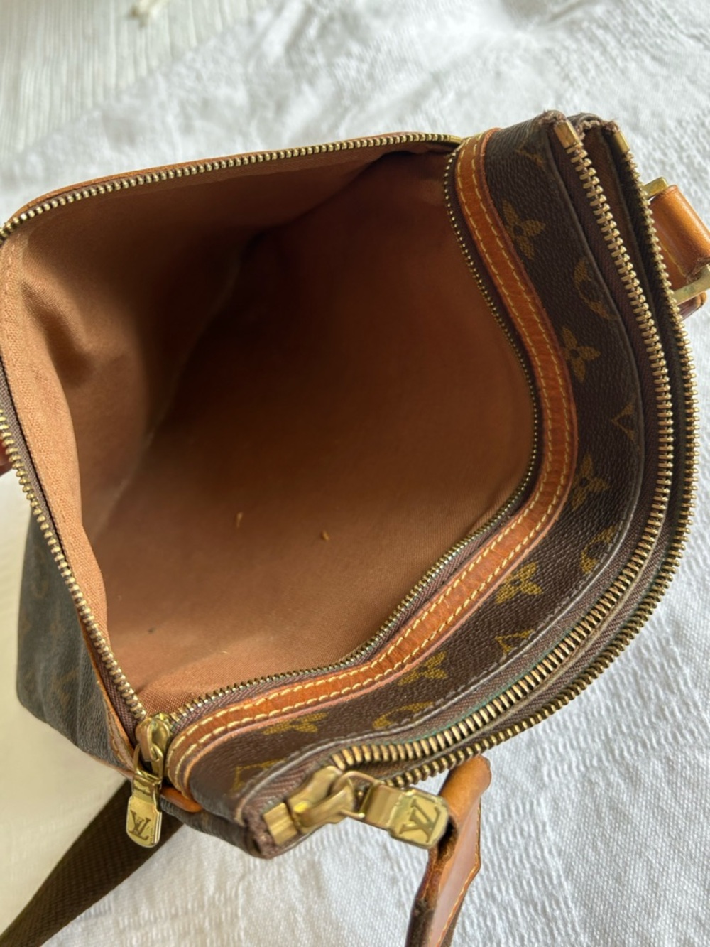 Louis Vuitton Bosphore Pochette Monogram Canvas - Picture 12 of 15